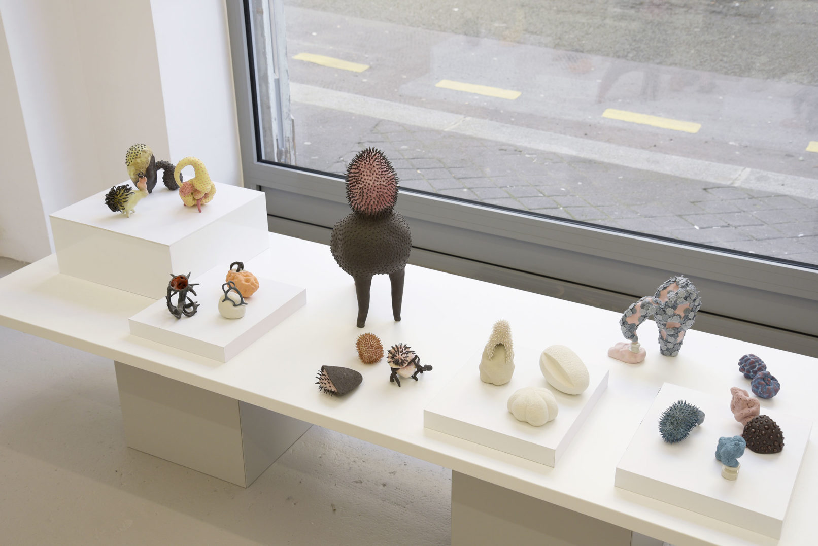 Â«MiniaturesÂ» installation d'objets en porcelaine et grès 2015 - 2016 Beatriz Trepat