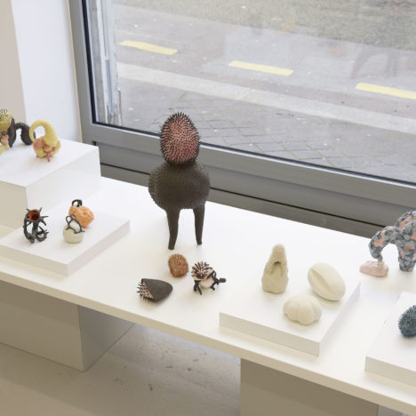 «Miniatures» installation d'objets en porcelaine et grès 2015 - 2016 Beatriz Trepat