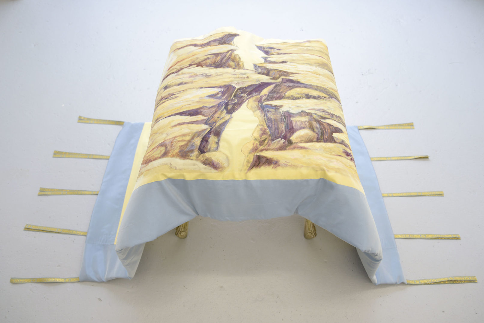 Maria Ibanez Lago Fracking 150cm x 60cm x 50cm Peinture sur édredon et siège 2017