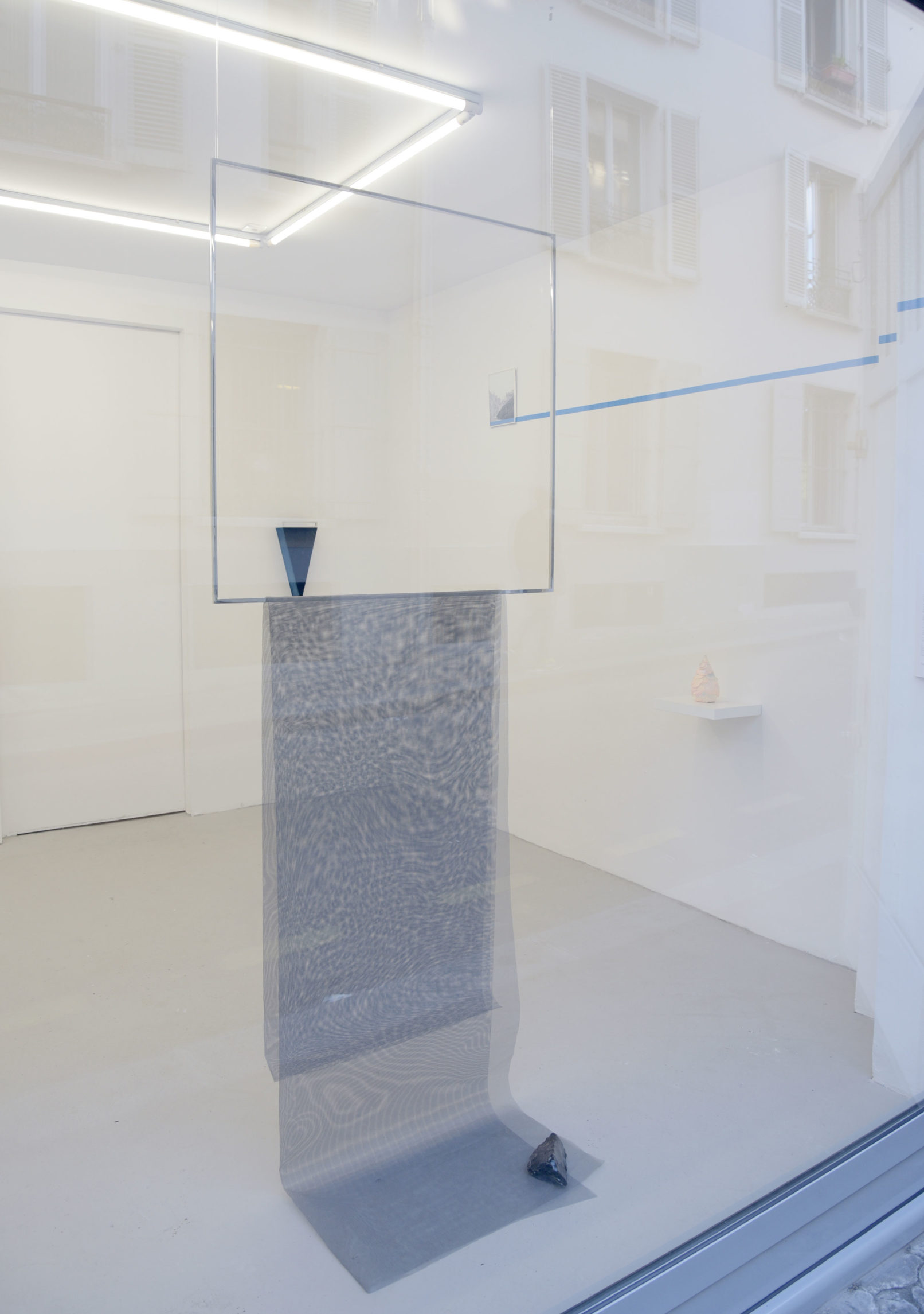 Â«The GatewayÂ» Acier inoxydable, moustiquaire, corde, pierre 250 x 88 x 88cm 2017