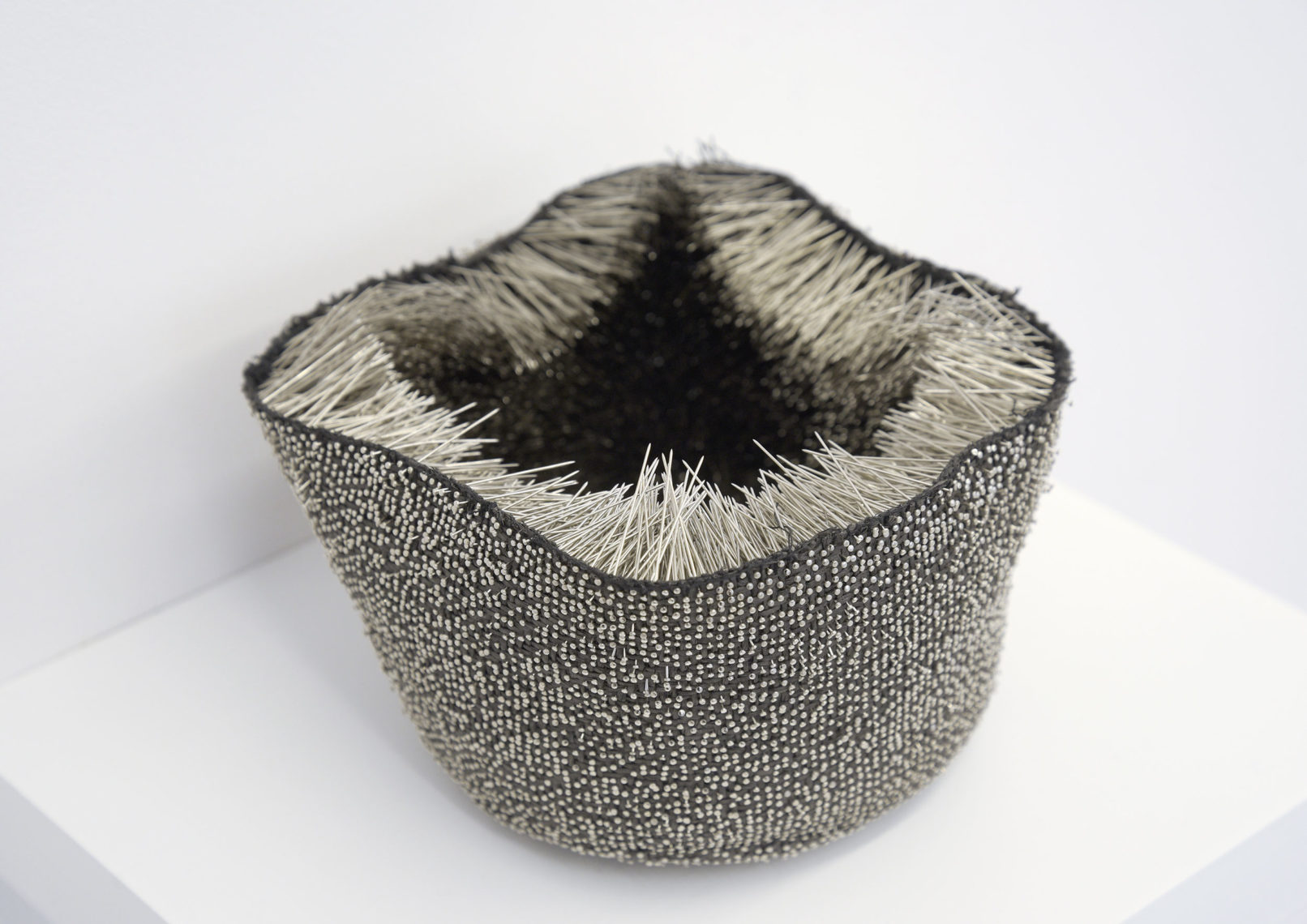 Ghislaine Portalis Cratère 18 x 11 cm Chapeau paille et aiguilles 2017