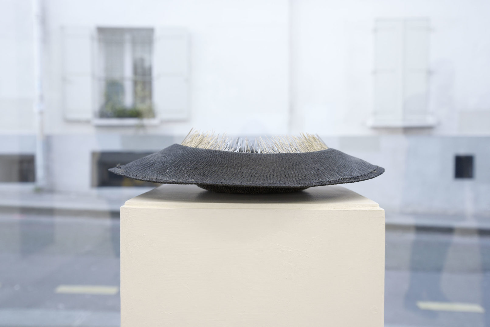 Ghislaine Portalis Duvet 34 x 6 cm Chapeau paille et aiguilles 2017