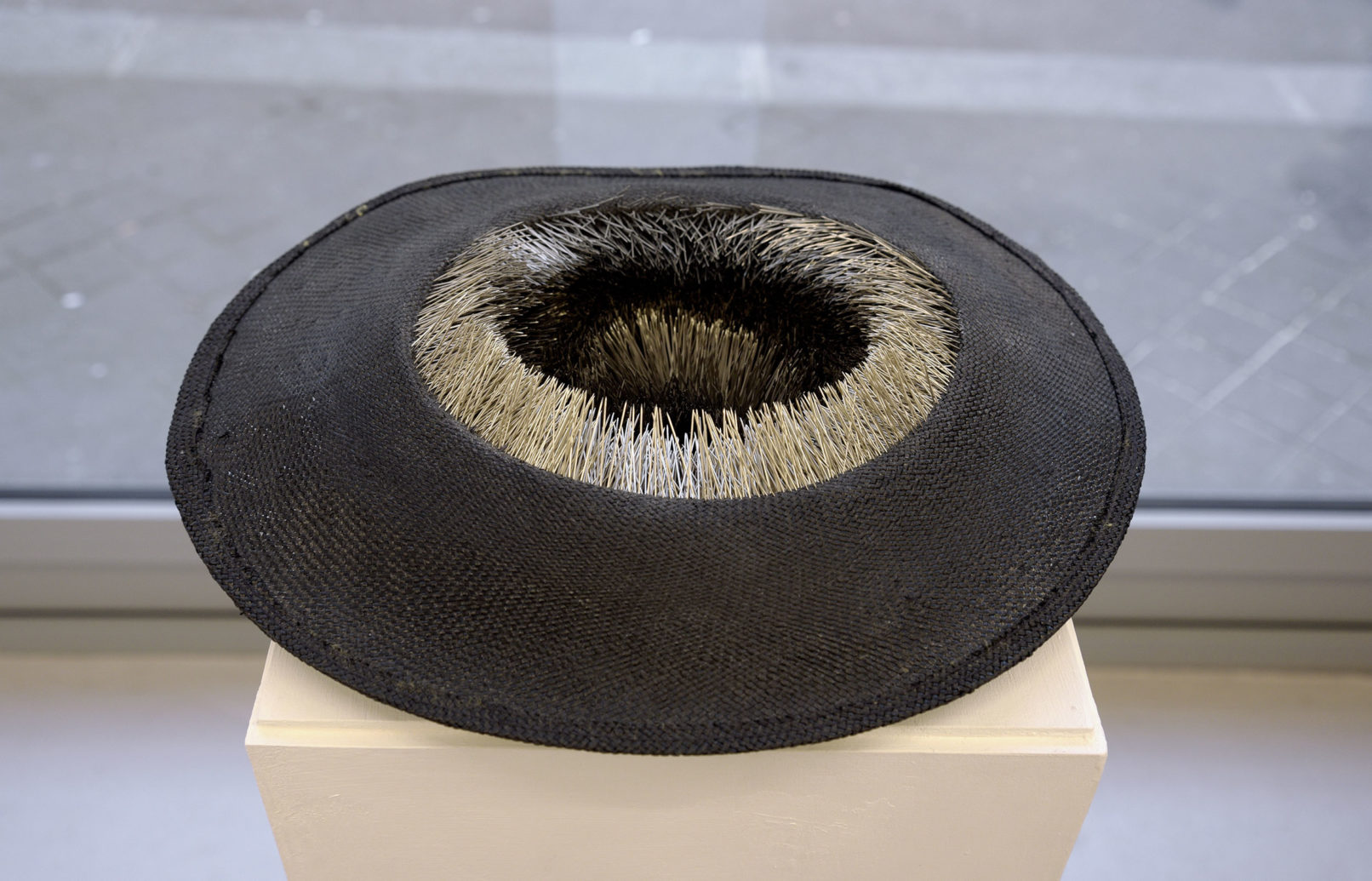 Ghislaine Portalis Duvet 34 x 6 cm Chapeau paille et aiguilles 2017