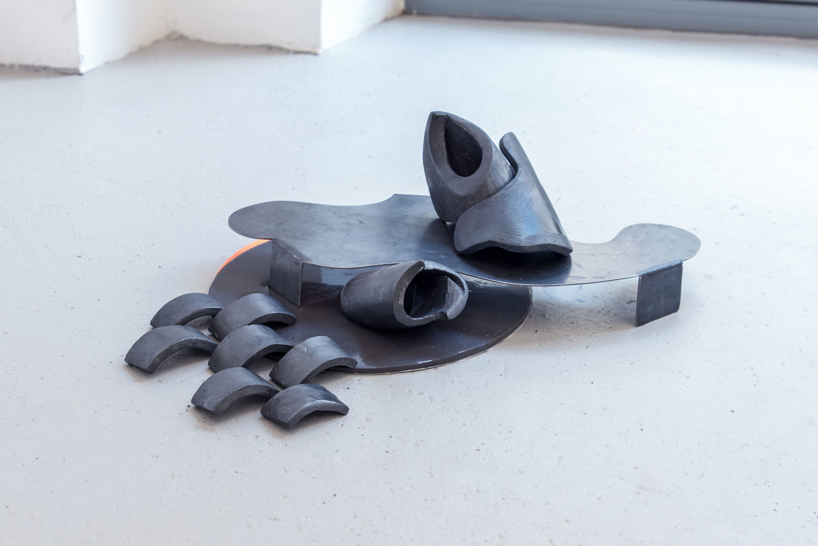 Valentina Dotti Sans titre 60 x 40 cm Acier, céramique, silicone 2018