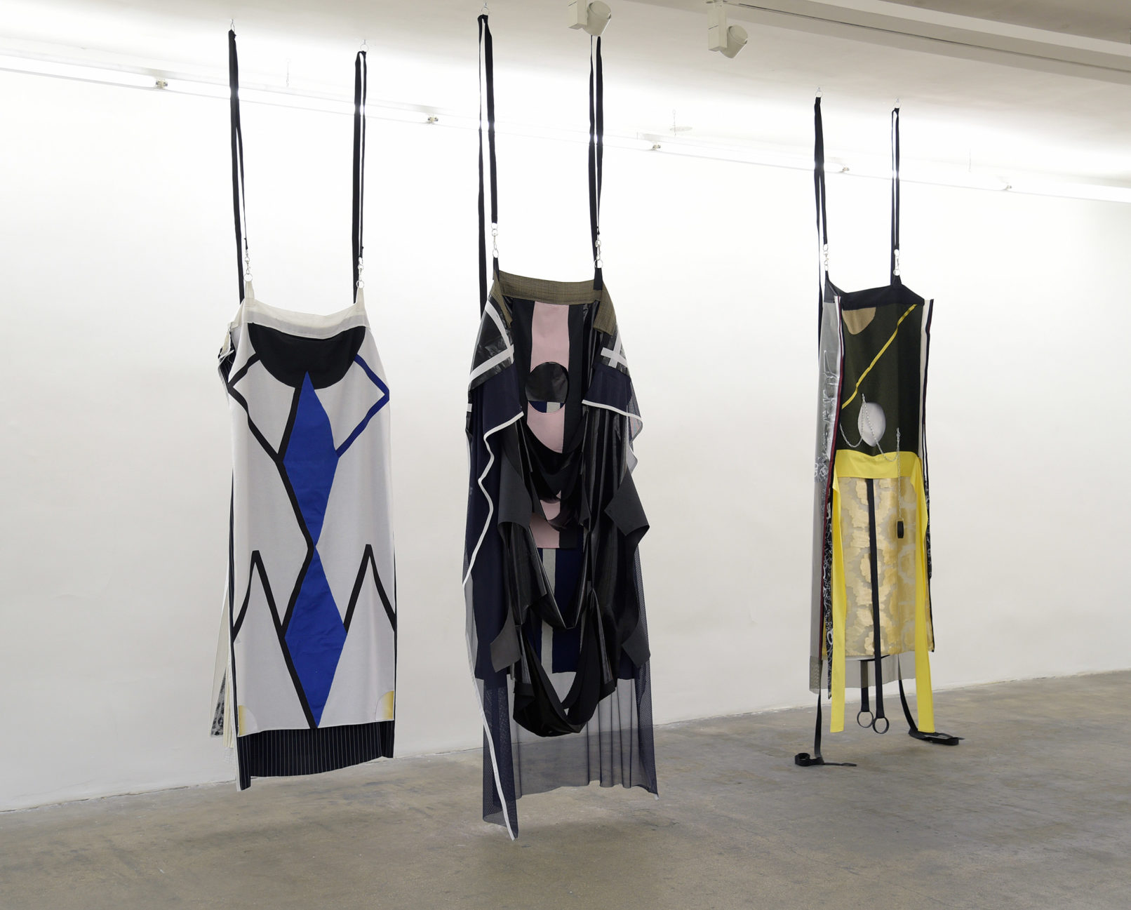 Valeria Maculan Pirámide / La sombra / El emperador Tissus et acrylique 170 x 80 cm - 2016