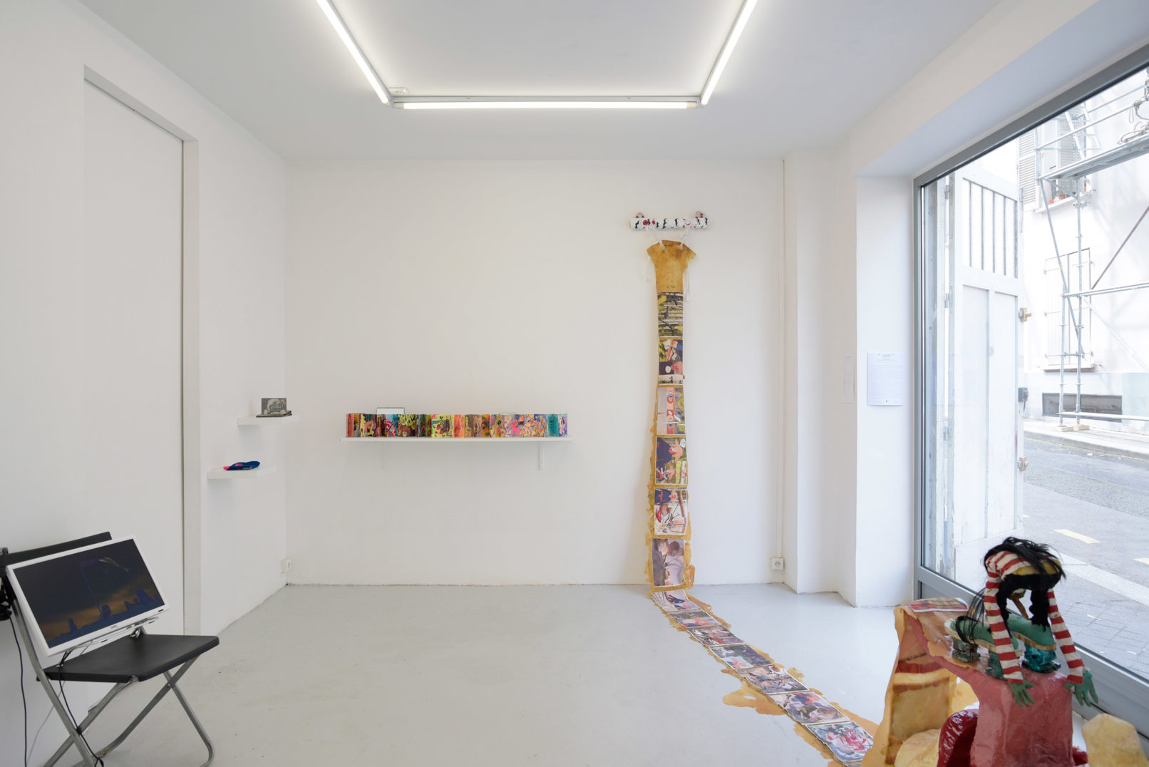 Vue d'exposition Assemblage #18 Derby gagnant sous un nid de cacatoès