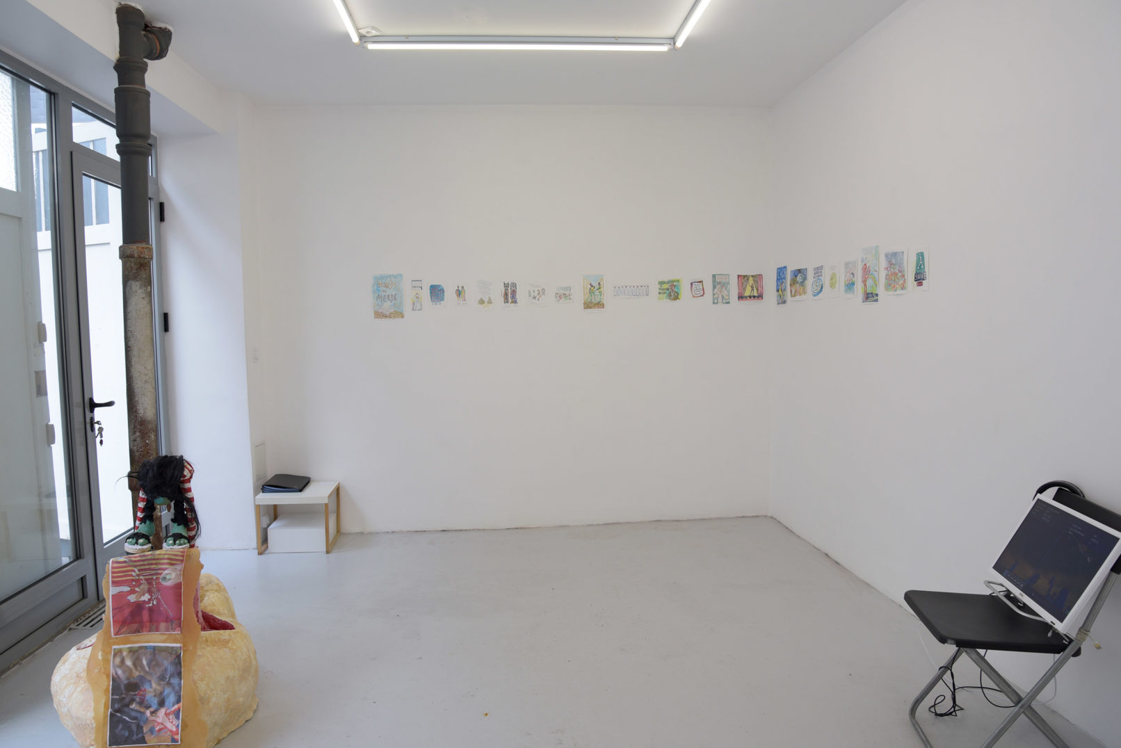 Vue d'exposition Assemblage #18 Derby gagnant sous un nid de cacatoès