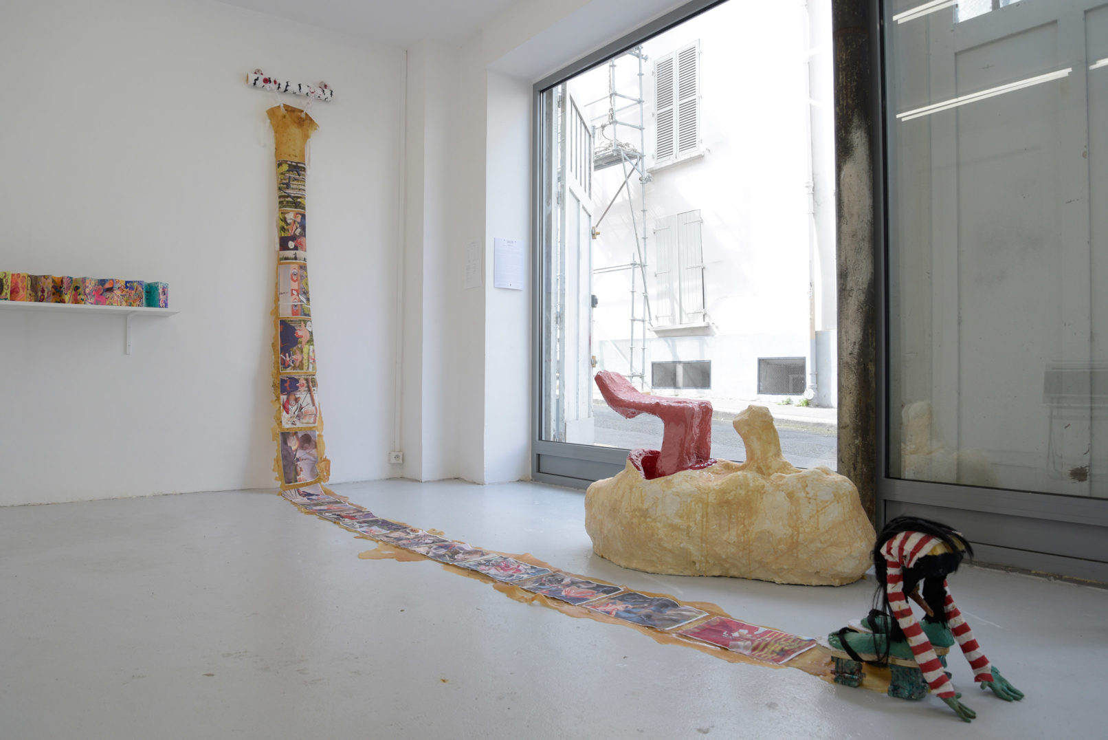 Vue d'exposition Assemblage #18 Derby gagnant sous un nid de cacatoès