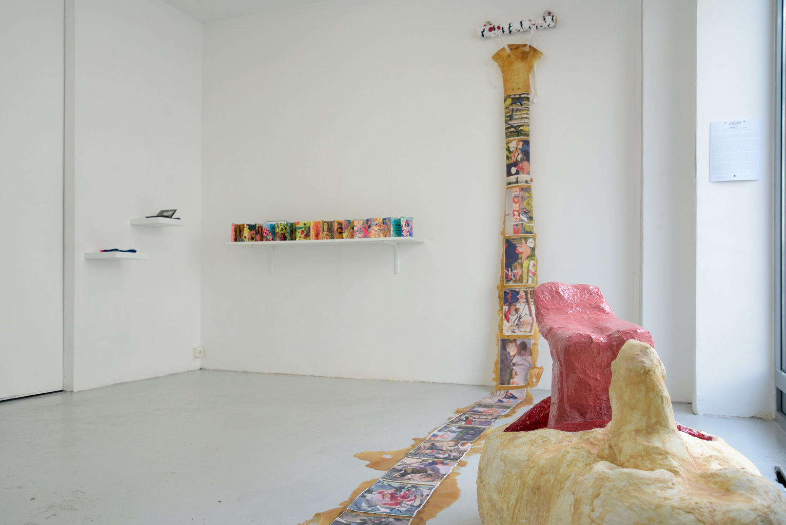 Vue d'exposition Assemblage #18 Derby gagnant sous un nid de cacatoès