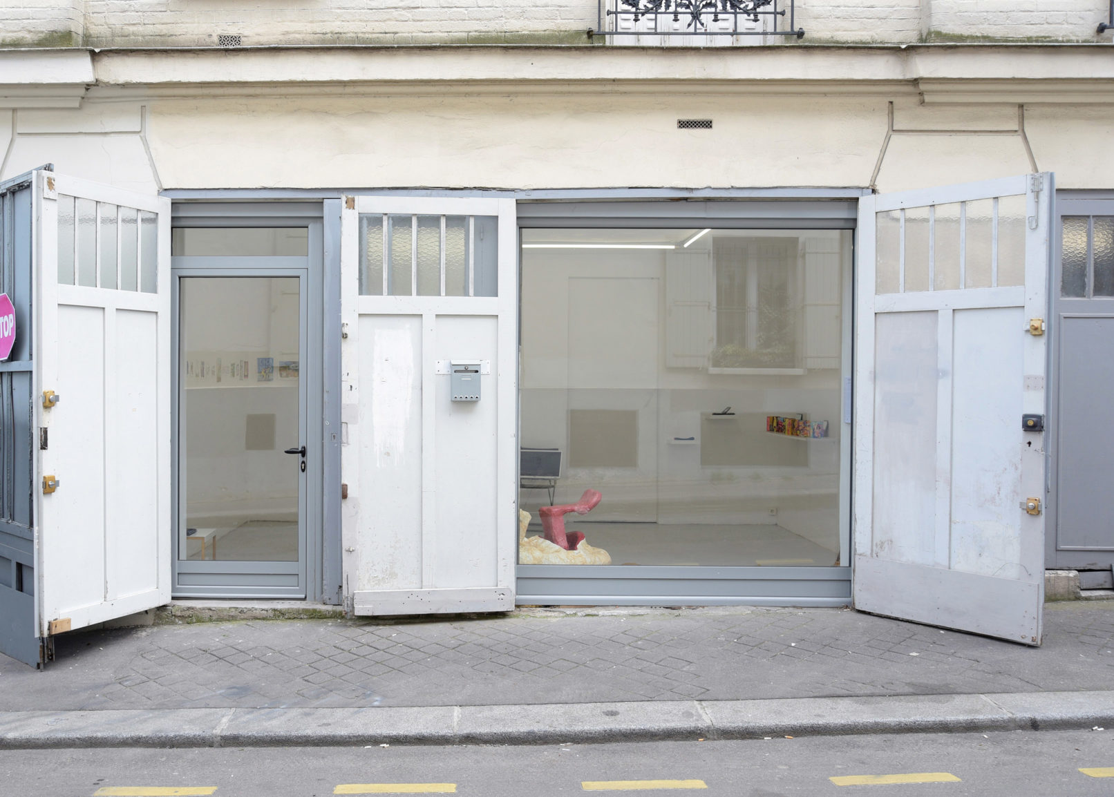 Vue d'exposition Assemblage #18 Derby gagnant sous un nid de cacatoès