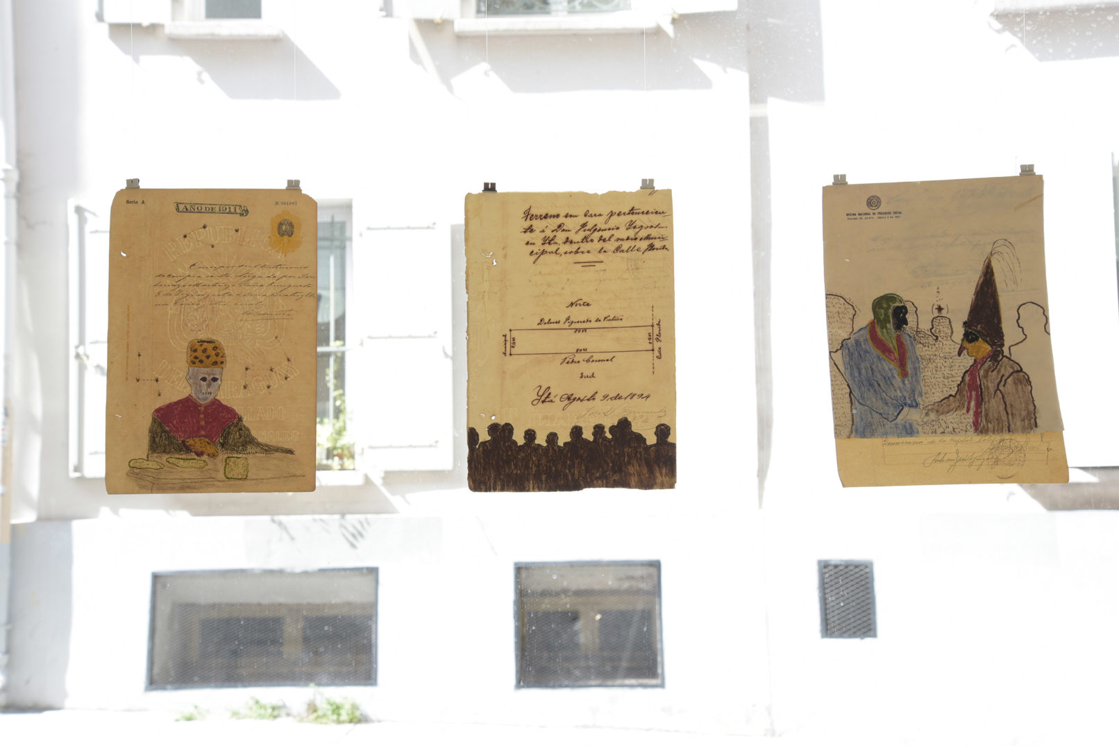 Fredi Casco Espectros III Série de 7 dessins sur documents d'archives 22 x 33 cm 2019