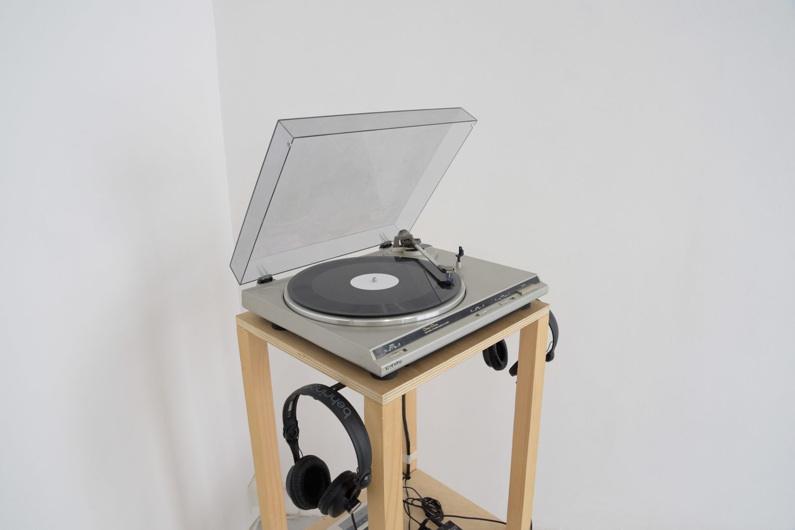 Raphaël Tiberghien La poussière Gravure sur disque vinyle et installation sonore Édition de 6 exemplaires et 1 épreuve d'artiste 5'25'' 2013