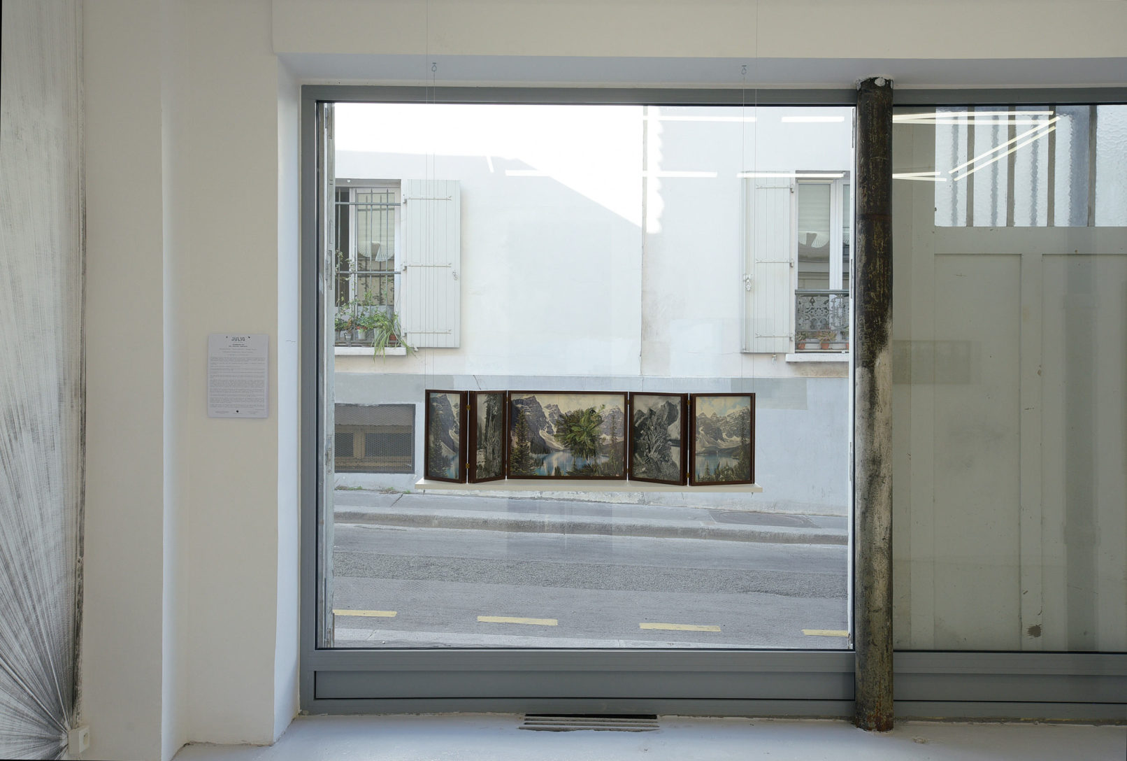 Rosana Schoijett C #110 (Los continentes, América del Norte, Seix Barral,1965) retable, polytique,papier,fil,bois de noyer 32.5 x 131.2 cm (ouvert) 2019