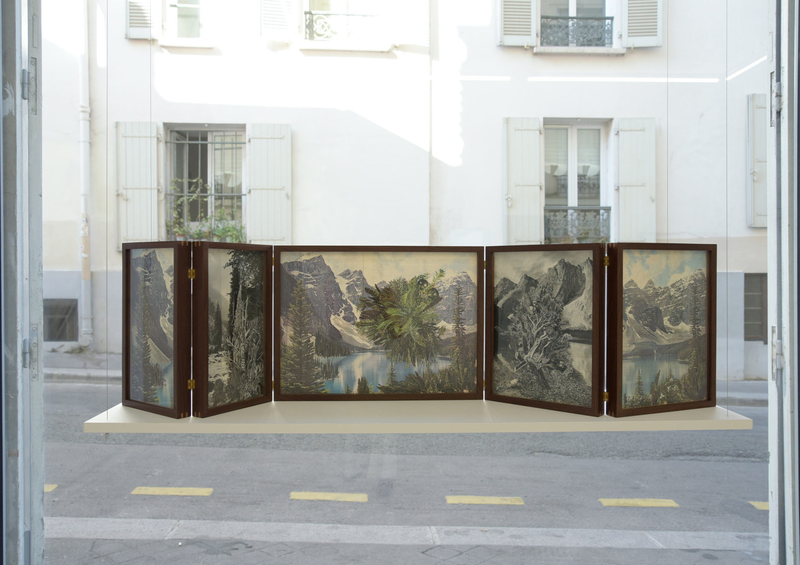 Rosana Schoijett C #110 (Los continentes, América del Norte, Seix Barral,1965) retable, polytique,papier,fil,bois de noyer 32.5 x 131.2 cm (ouvert) 2019