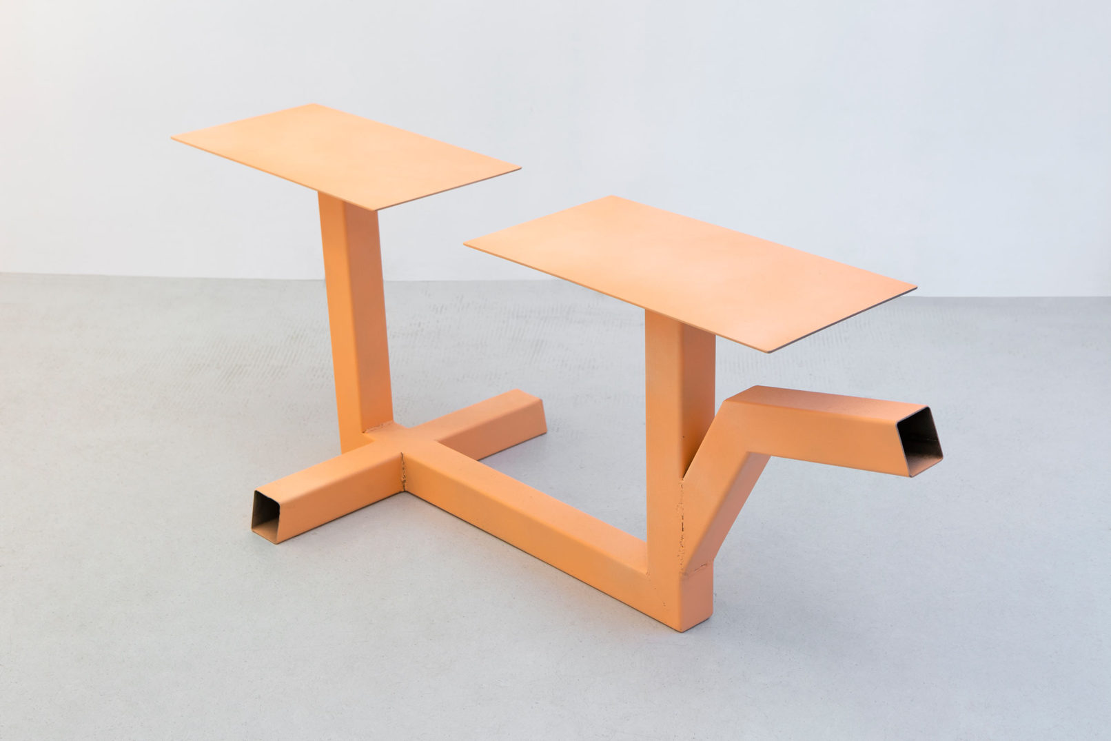 Santiago Esses sans titre (table rose) acier 2020