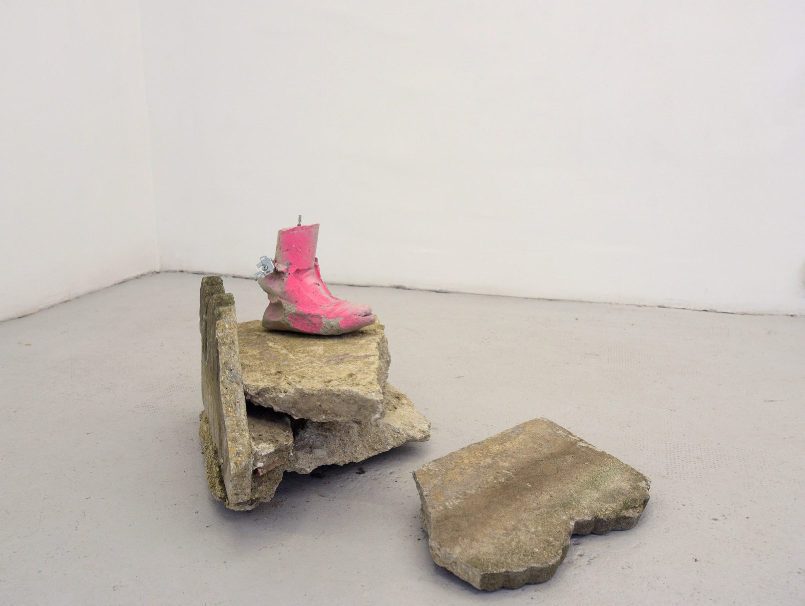 Manon Pretto Talaria 350 V2 Sculpture, composition de différentes baskets moulées, pièces acier, peinture bombe, socle décombres 38 cm x 24 cm, 2020